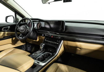 Подержанный автомобиль Kia Carnival 2021 года (9 фото)