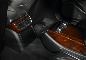 Подержанный автомобиль Audi A8 2012 года (14 фото)