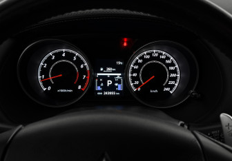 Подержанный автомобиль Mitsubishi Outlander 2012 года (16 фото)