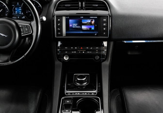 Подержанный автомобиль Jaguar F-Pace 2017 года (13 фото)