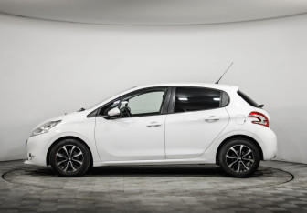 Подержанный автомобиль Peugeot 208 2013 года (8 фото)