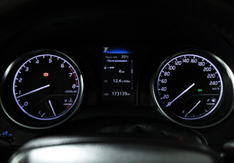 Подержанный автомобиль Toyota Camry Sedan 2018 года (12 фото)
