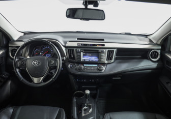 Подержанный автомобиль Toyota RAV4 2015 года (9 фото)