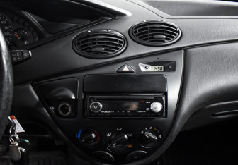 Подержанный автомобиль Ford Focus Hatchback 2004 года (14 фото)