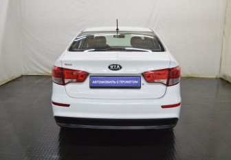 Подержанный автомобиль Kia Rio Sedan 2016 года (6 фото)