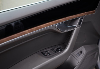 Подержанный автомобиль Volkswagen Touareg 2018 года (25 фото)