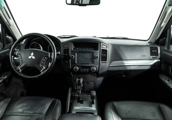 Подержанный автомобиль Mitsubishi Pajero 2011 года (13 фото)