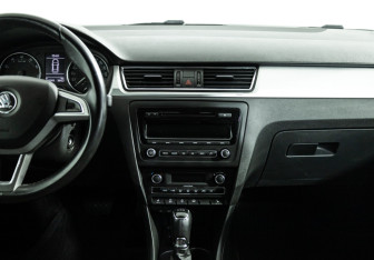 Подержанный автомобиль Skoda Rapid Liftback 2014 года (14 фото)