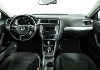 Подержанный автомобиль Volkswagen Jetta Sedan 2017 года (13 фото)