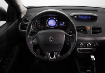 Подержанный автомобиль Renault Fluence 2014 года (10 фото)