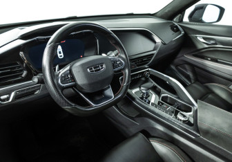 Подержанный автомобиль Geely Tugella 2023 года (11 фото)