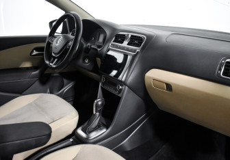 Подержанный автомобиль Volkswagen Polo Sedan 2016 года (13 фото)