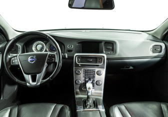 Подержанный автомобиль Volvo S60 2012 года (13 фото)