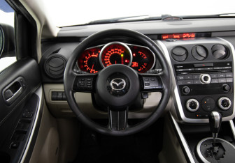 Подержанный автомобиль Mazda CX-7 2007 года (10 фото)
