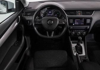 Подержанный автомобиль Skoda Octavia Liftback 2016 года (11 фото)