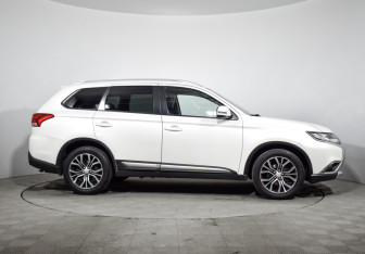 Подержанный автомобиль Mitsubishi Outlander 2017 года (4 фото)