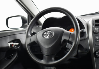 Подержанный автомобиль Toyota Corolla Sedan 2007 года (14 фото)