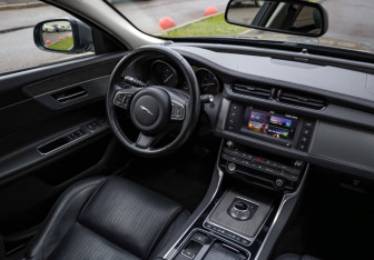 Подержанный автомобиль Jaguar XF Sedan 2016 года (9 фото)