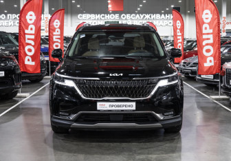 Подержанный автомобиль Kia Carnival 2023 года (3 фото)