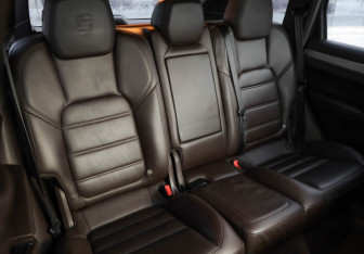 Подержанный автомобиль Porsche Cayenne 2010 года (34 фото)