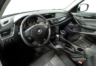 Подержанный автомобиль BMW X1 2011 года (11 фото)