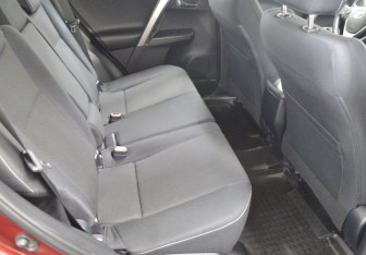Подержанный автомобиль Toyota RAV4 2017 года (13 фото)