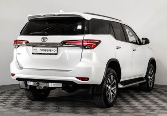 Подержанный автомобиль Toyota Fortuner 2018 года (7 фото)