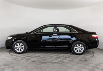 Подержанный автомобиль Toyota Camry Sedan 2010 года (8 фото)