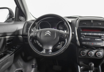 Подержанный автомобиль Citroen C4 Aircross 2012 года (14 фото)