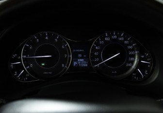 Подержанный автомобиль Infiniti QX80 2014 года (12 фото)