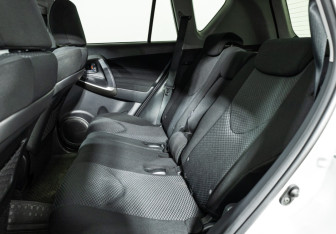 Подержанный автомобиль Toyota RAV4 2011 года (10 фото)