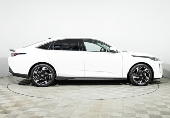 Подержанный автомобиль Changan Lamore 2023 года (4 фото)