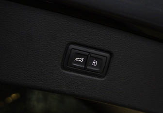 Подержанный автомобиль Audi Q7 2015 года (40 фото)