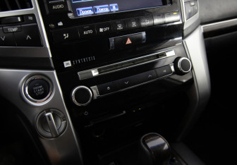 Подержанный автомобиль Toyota Land Cruiser Suv 2012 года (18 фото)
