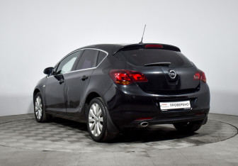 Подержанный автомобиль Opel Astra Hatchback 2011 года (7 фото)