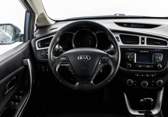 Подержанный автомобиль Kia Ceed Hatchback 2013 года (11 фото)