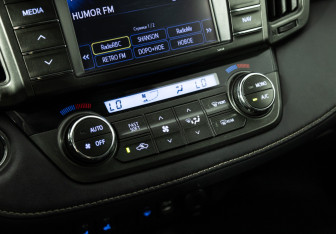 Подержанный автомобиль Toyota RAV4 2013 года (16 фото)