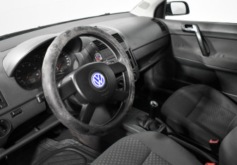 Подержанный автомобиль Volkswagen Polo Hatchback 2002 года (9 фото)