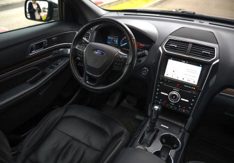 Подержанный автомобиль Ford Explorer 2017 года (10 фото)