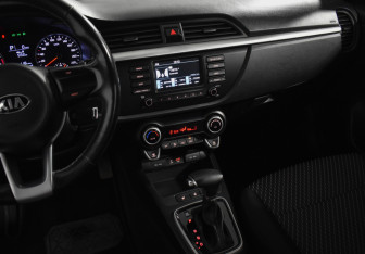 Подержанный автомобиль Kia Rio Sedan 2019 года (18 фото)