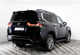 Подержанный автомобиль Toyota Land Cruiser Suv 2021 года (5 фото)