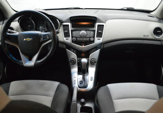 Подержанный автомобиль Chevrolet Cruze Hatchback 2012 года (14 фото)
