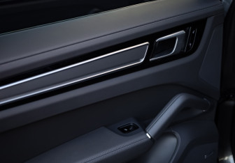 Подержанный автомобиль Porsche Cayenne 2018 года (30 фото)