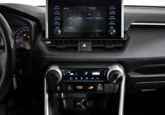 Подержанный автомобиль Toyota RAV4 2020 года (15 фото)