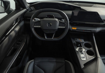 Подержанный автомобиль Changan UNI-V 2023 года (10 фото)