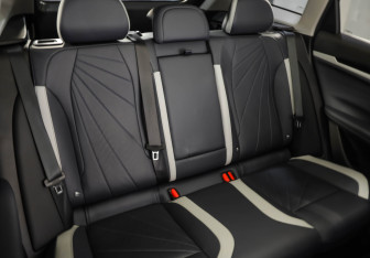 Подержанный автомобиль Geely Atlas 2023 года (25 фото)