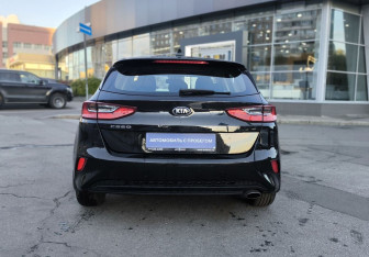 Подержанный автомобиль Kia Ceed Hatchback 2019 года (5 фото)