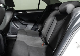 Подержанный автомобиль Volkswagen Jetta Sedan 2016 года (10 фото)