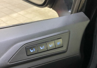 Подержанный автомобиль Toyota Alphard 2021 года (11 фото)