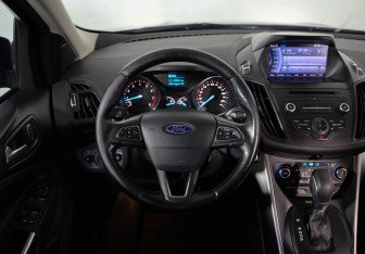 Подержанный автомобиль Ford Kuga 2017 года (10 фото)
